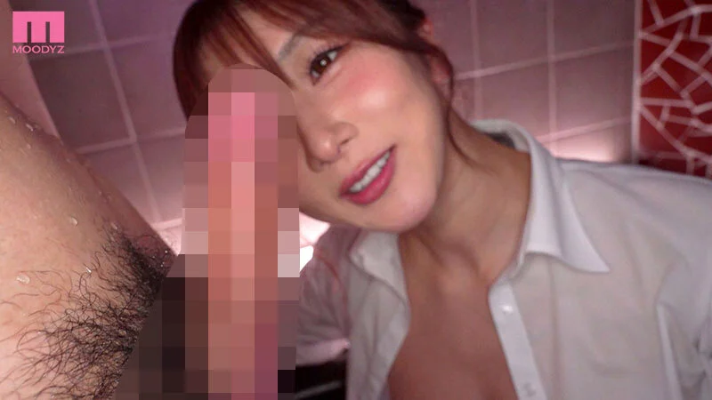 勃起したチンポを嬉しそうに見つめる