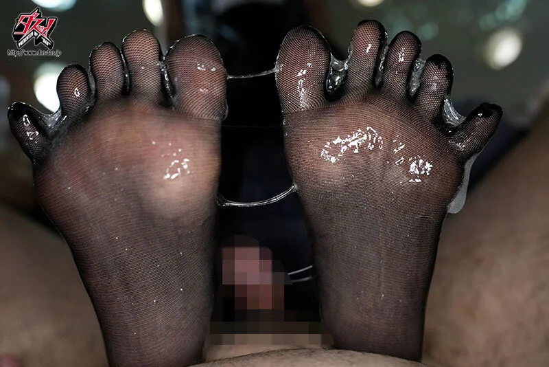 ローションでヌルテカの五本指黒パンストの足裏