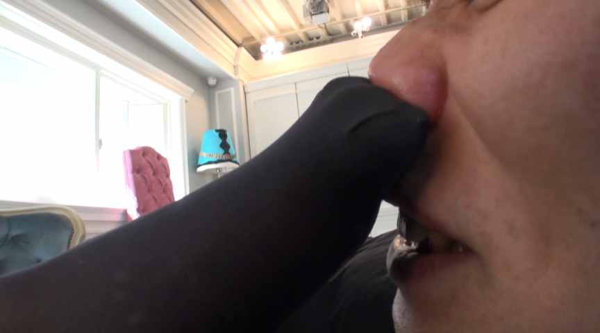 蒸れて臭い黒パンストのつま先を嗅がされる