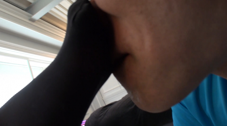 蒸れて臭い黒パンストのつま先を嗅がされる